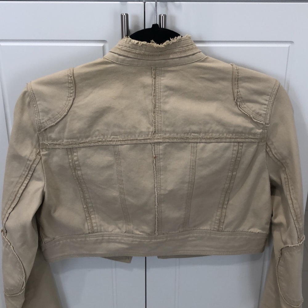 Woman’s tan crop jacket, Size M, Button down and bottom pockets - Picture 7 of 9